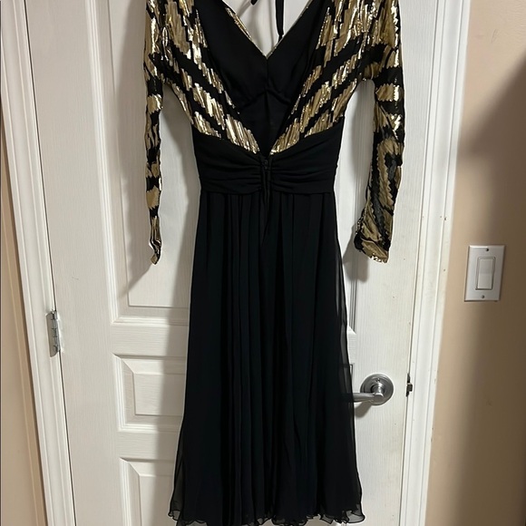Elegant Black and Gold Dress - Picture 9 of 11